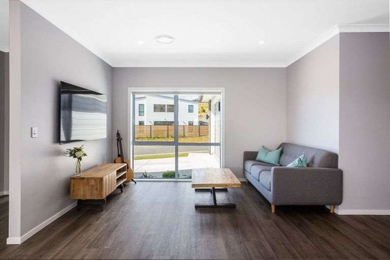 Photo of property in 65 Queen Charlotte Drive, Aotea, Porirua, 5024