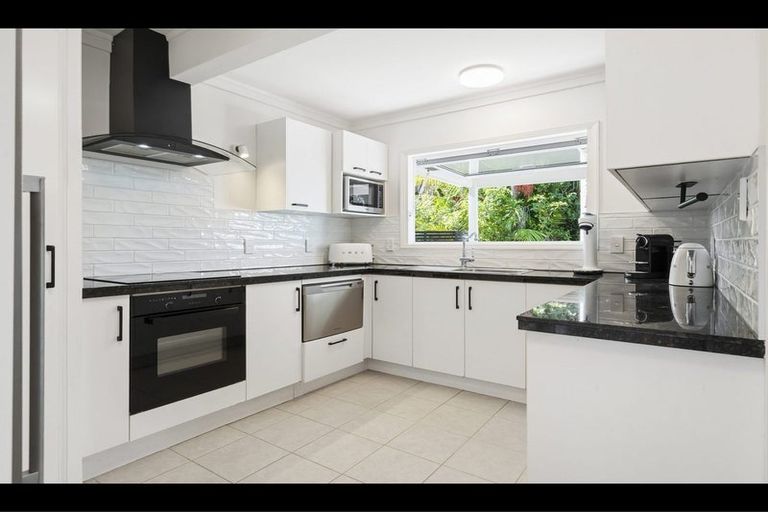 Photo of property in 1/2 Heathcote Road, Castor Bay, Auckland, 0620
