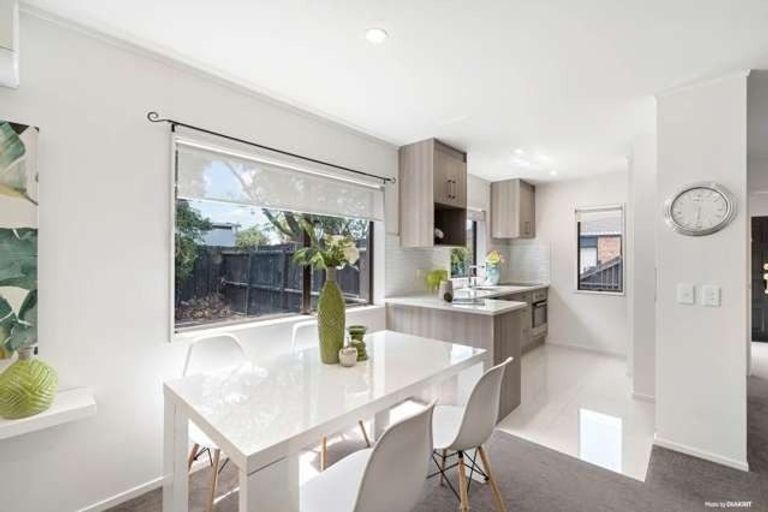 Photo of property in 2/14 Roberts Road, Te Atatu South, Auckland, 0610