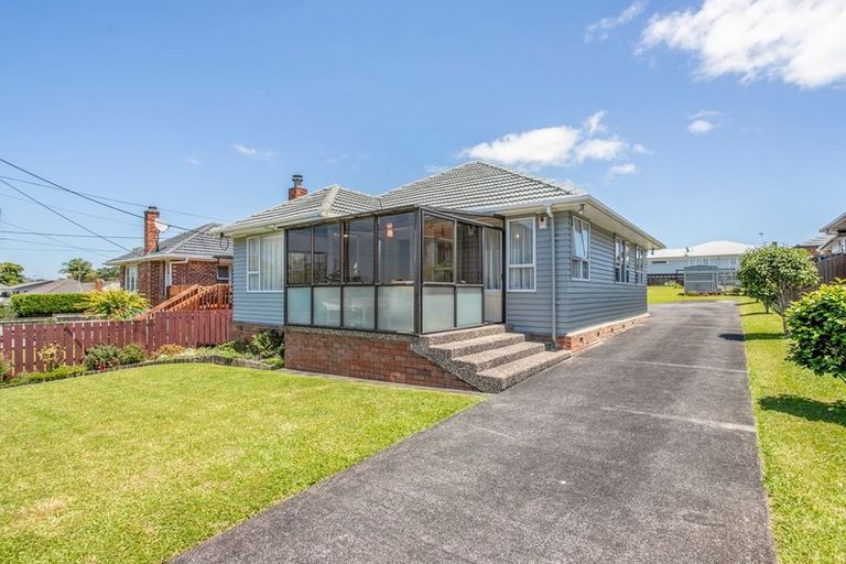 Photo of property in 15 Tiki Street, New Lynn, Auckland, 0600