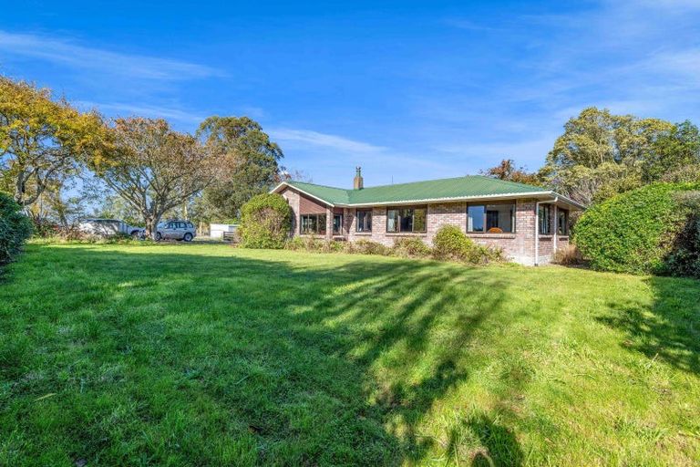 Photo of property in 44 Rawhitiroa Road, Eltham, 4322