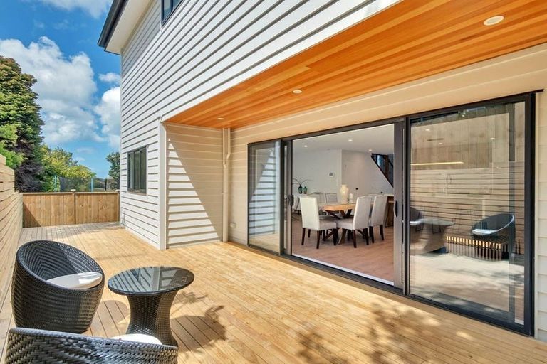 Photo of property in 23a Cottam Grove, Northcross, Auckland, 0632