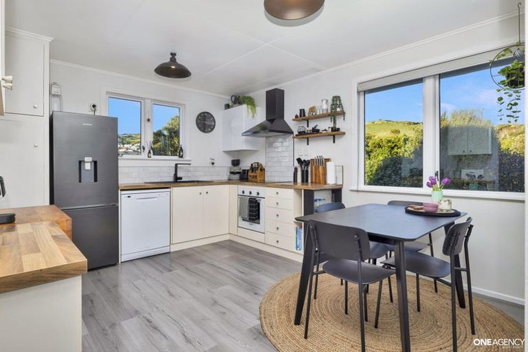 Photo of property in 22 Bartlett Grove, Tawa, Wellington, 5028