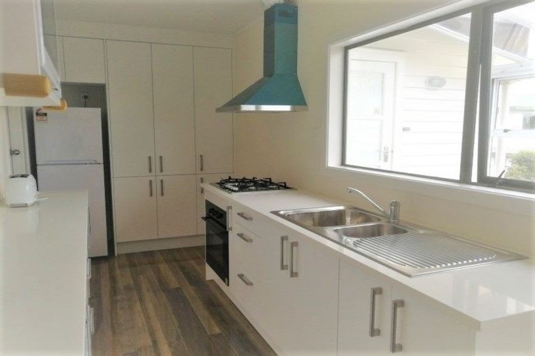 Photo of property in 1/76 College Road, Northcote, Auckland, 0627