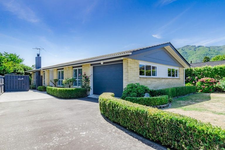 Photo of property in 44 Rewarewa Crescent, Waikanae, 5036