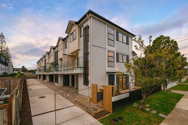 Photo of property in 1/17 Kingdale Road, Henderson, Auckland, 0610