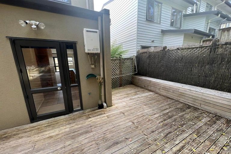 Photo of property in 4 Pannill Place, Oteha, Auckland, 0632