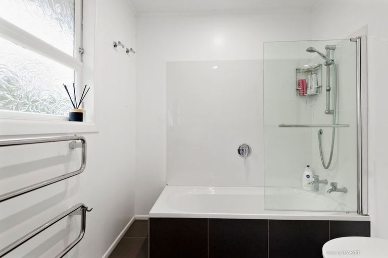 Photo of property in 11 Middlesex Place, Northland, Wellington, 6012