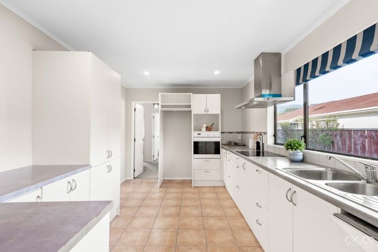 Photo of property in 17 King Charles Drive, Kingsley Heights, Upper Hutt, 5018