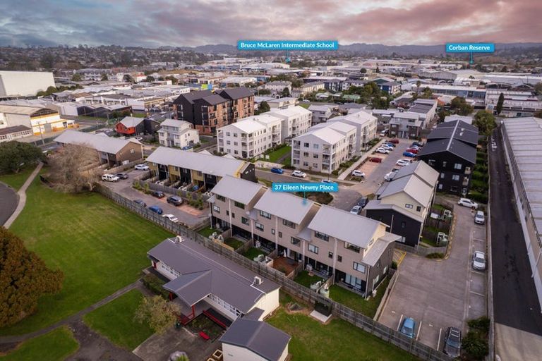 Photo of property in 37 Eileen Newey Place, Henderson, Auckland, 0612