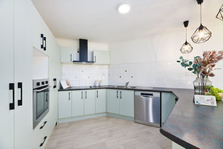 Photo of property in 17 Gendo Avenue, Henderson, Auckland, 0612