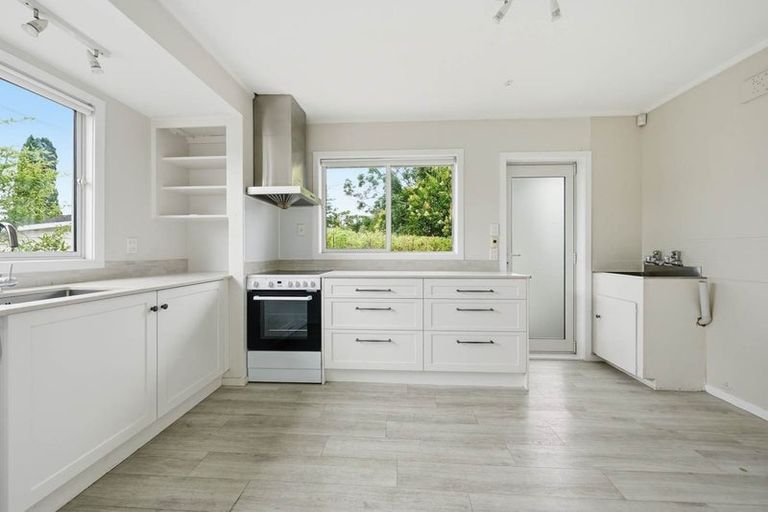 Photo of property in 1/27 Parkhill Road, Mellons Bay, Auckland, 2014