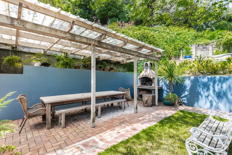 Photo of property in 210 Oriental Parade, Oriental Bay, Wellington, 6011