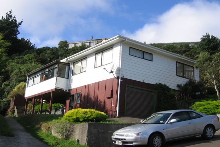 Photo of property in 58 Colchester Crescent, Newlands, Wellington, 6037
