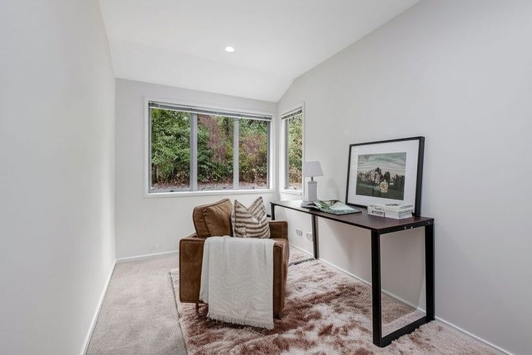 Photo of property in 9 Springwater Vale, Unsworth Heights, Auckland, 0632