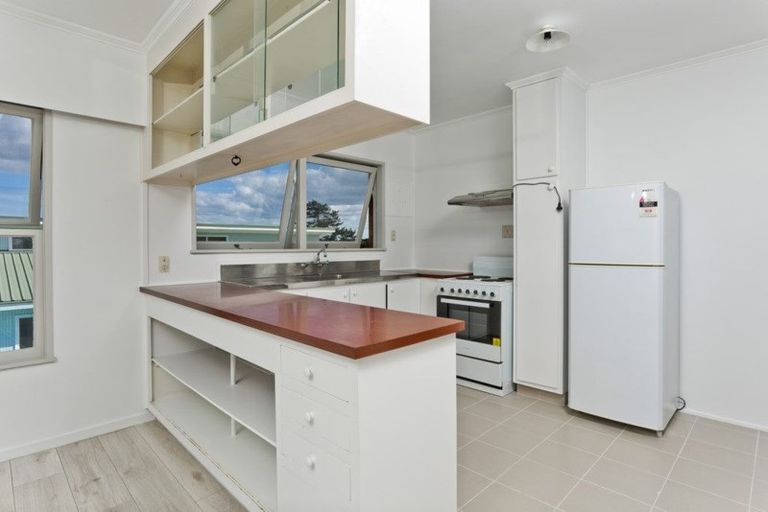 Photo of property in 10 Holdaway Avenue, Northcote, Auckland, 0627