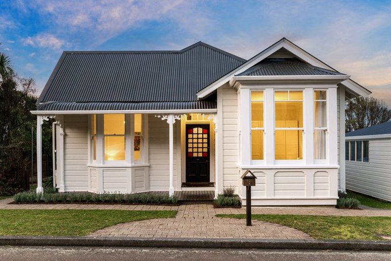 Photo of property in 2 Castlemaine Close, Karori, Wellington, 6012