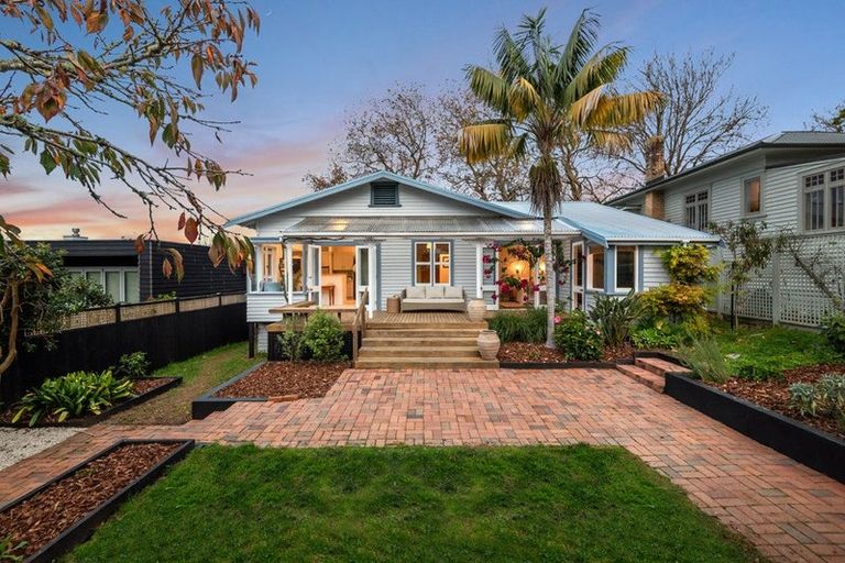 Photo of property in 12 Glade Place, Birkenhead, Auckland, 0626