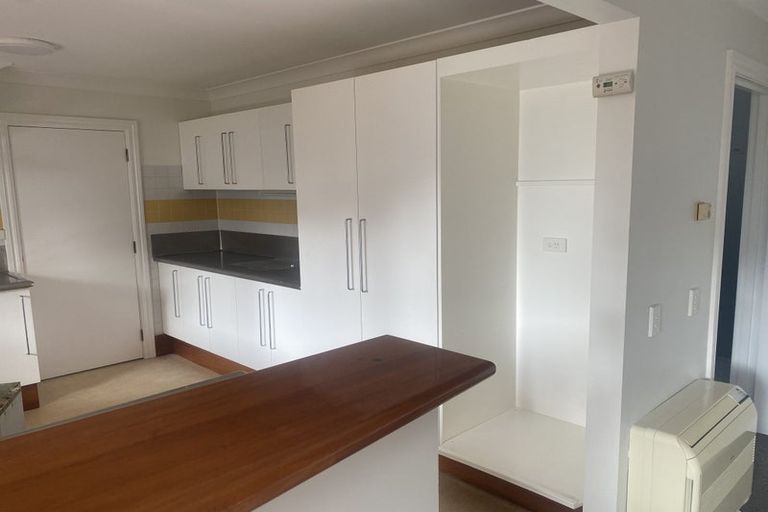 Photo of property in 28 Eccleston Hill, Thorndon, Wellington, 6011