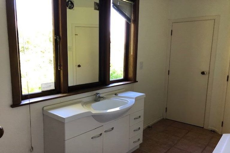 Photo of property in 160 Newlands Road, Newlands, Wellington, 6037