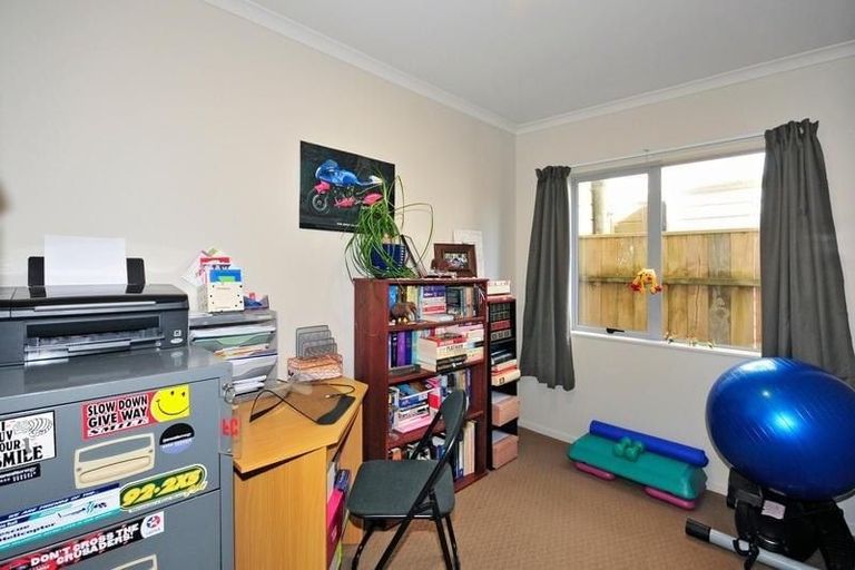 Photo of property in 47b Lyndfield Lane, Newlands, Wellington, 6037