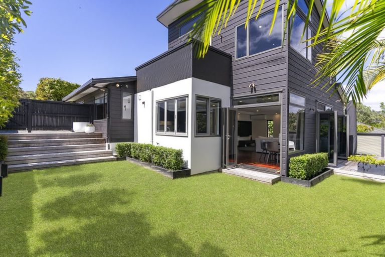 Photo of property in 25a Barron Drive, Green Bay, Auckland, 0604