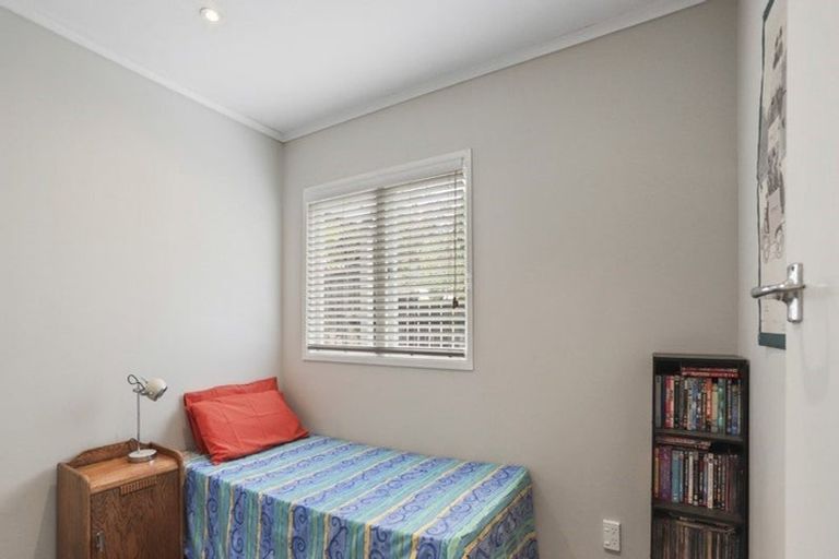 Photo of property in 12 Highland Avenue, Titirangi, Auckland, 0604