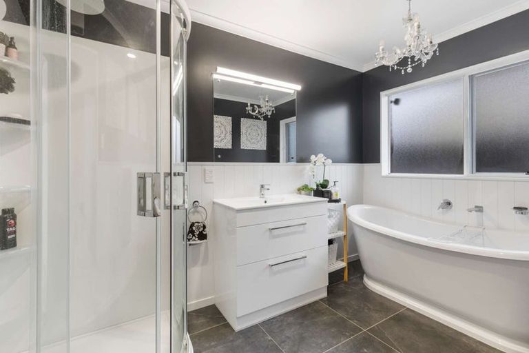 Photo of property in 5 Rosebank Avenue, Kelvin Grove, Palmerston North, 4414