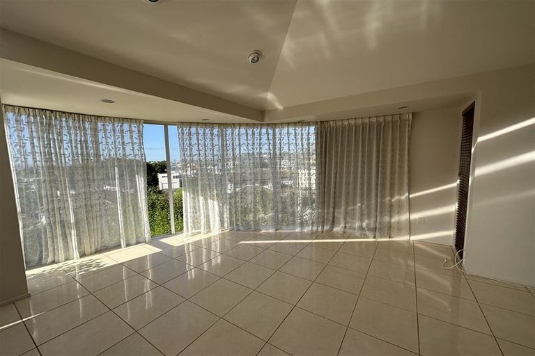 Photo of property in 23 Bernleigh Terrace, West Harbour, Auckland, 0618