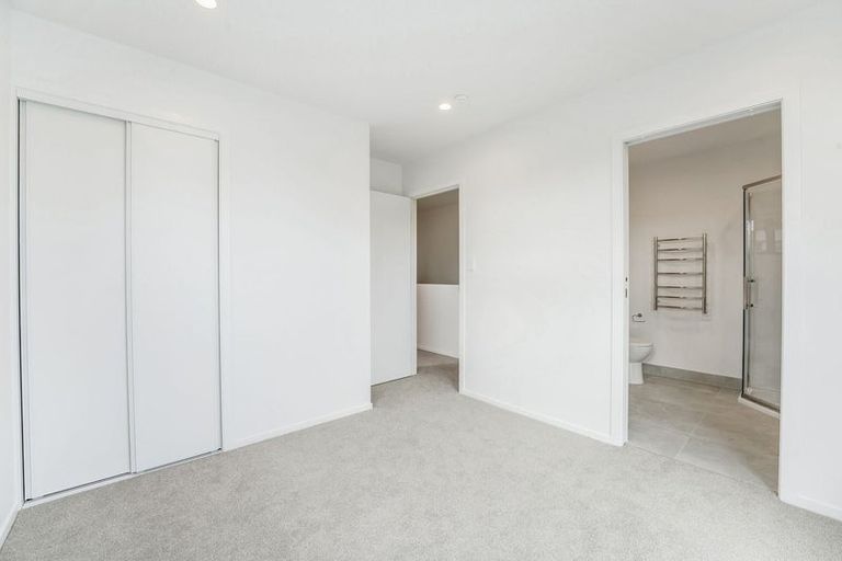 Photo of property in 2/11 Paramu Avenue, Birkdale, Auckland, 0626