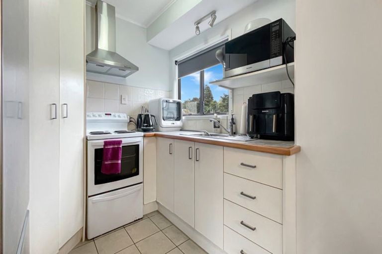 Photo of property in 7 Angeline Place, Massey, Auckland, 0614