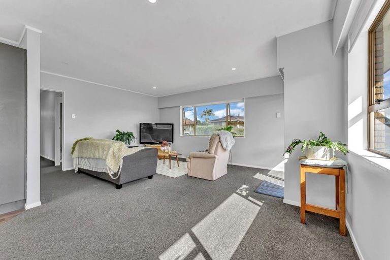 Photo of property in 17 Edgewater Parade, Waiuku, 2123