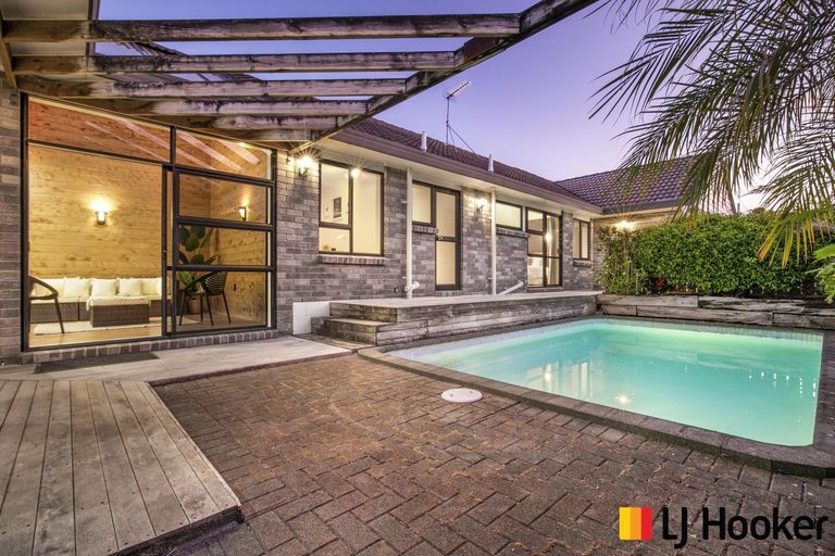 Photo of property in 168 Walter Strevens Drive, Conifer Grove, Takanini, 2112