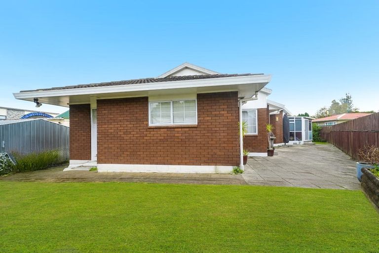 Photo of property in 2/13 Clevedon Road, Papakura, 2110