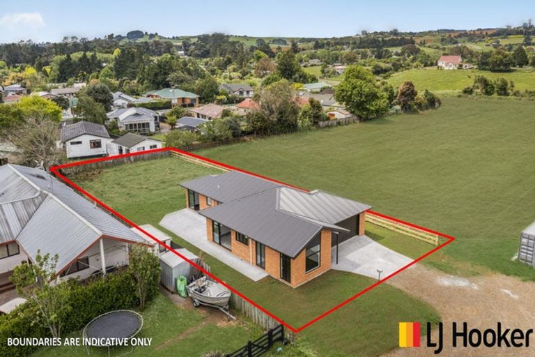 Photo of property in 17 Coolen Place, Tuakau, 2121