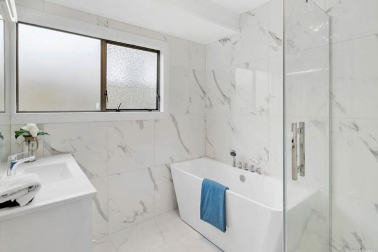 Photo of property in 1 Elsted Place, Goodwood Heights, Auckland, 2105