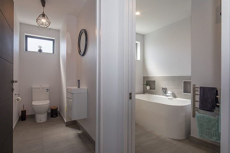 Photo of property in 48 Minaret Ridge, Wanaka, 9305