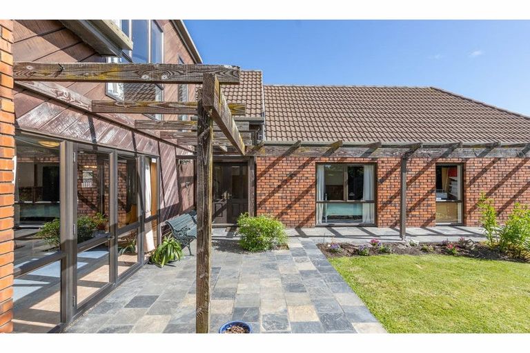 Photo of property in 30 Derenzy Place, Avonhead, Christchurch, 8042