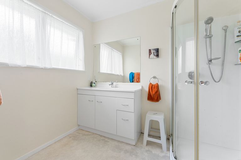 Photo of property in 2/5 Grove Road, Papakura, 2110