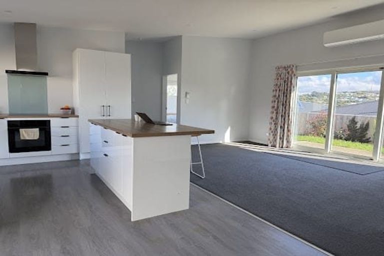 Photo of property in 12a Warrington Grove, Newlands, Wellington, 6037