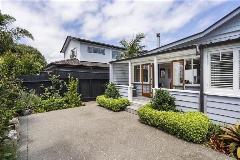 Photo of property in 18 Marie Avenue, Red Beach, 0932