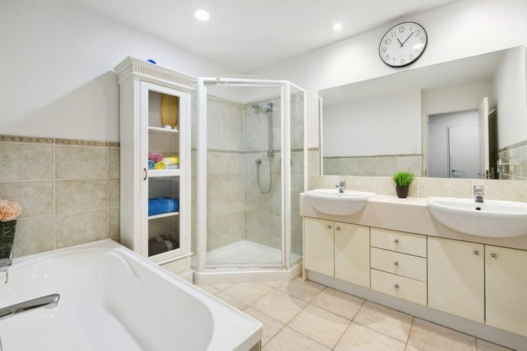 Photo of property in 1e/175 Hurstmere Road, Takapuna, Auckland, 0622
