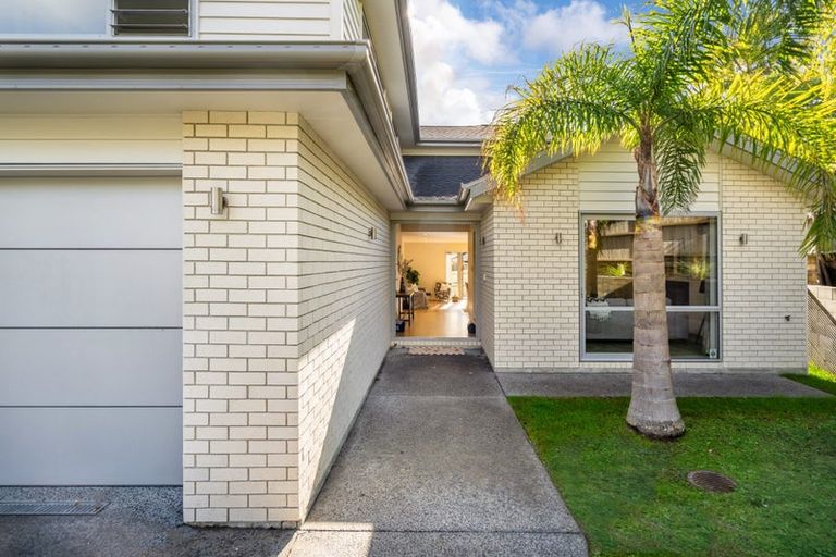 Photo of property in 13 Pin Oak Drive, Schnapper Rock, Auckland, 0632
