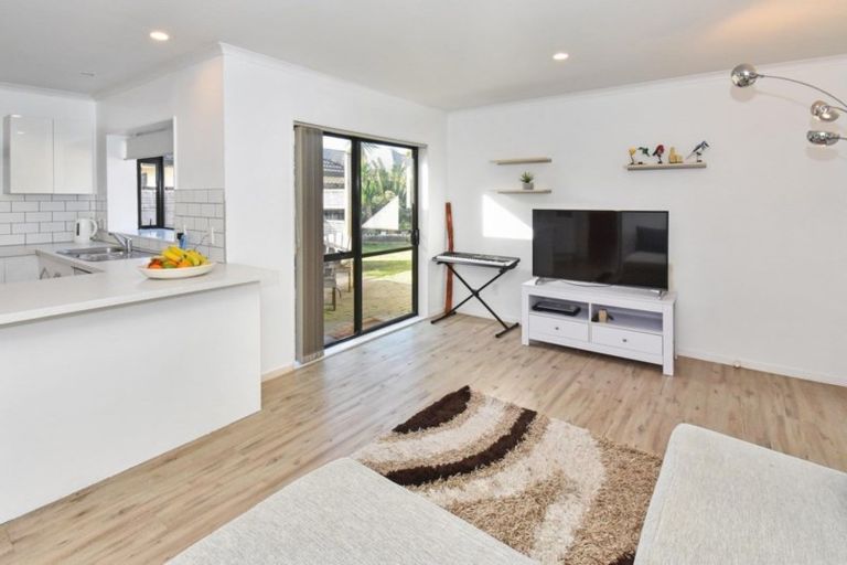 Photo of property in 22 Moyrus Crescent, East Tamaki Heights, Auckland, 2016