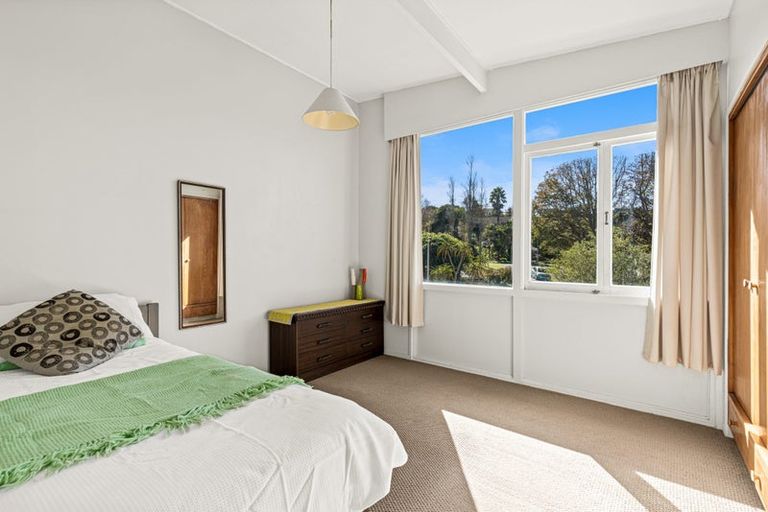 Photo of property in 1/1 Jeanette Place, Mairangi Bay, Auckland, 0630