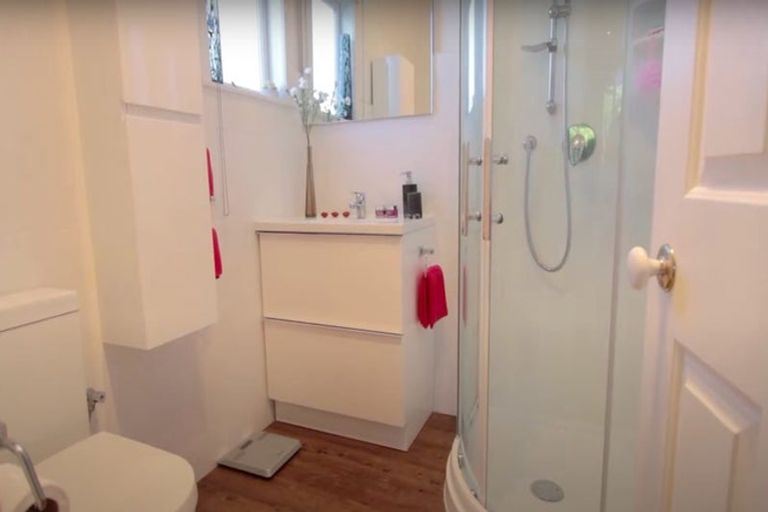 Photo of property in 100 Roberts Road, Te Atatu South, Auckland, 0610