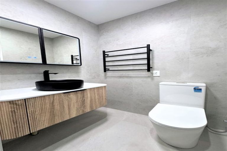 Photo of property in 8 Terrylyn Drive, Hillcrest, Auckland, 0627