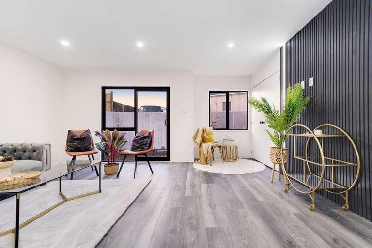 Photo of property in 2/7 Gambare Place, Wattle Downs, Auckland, 2103