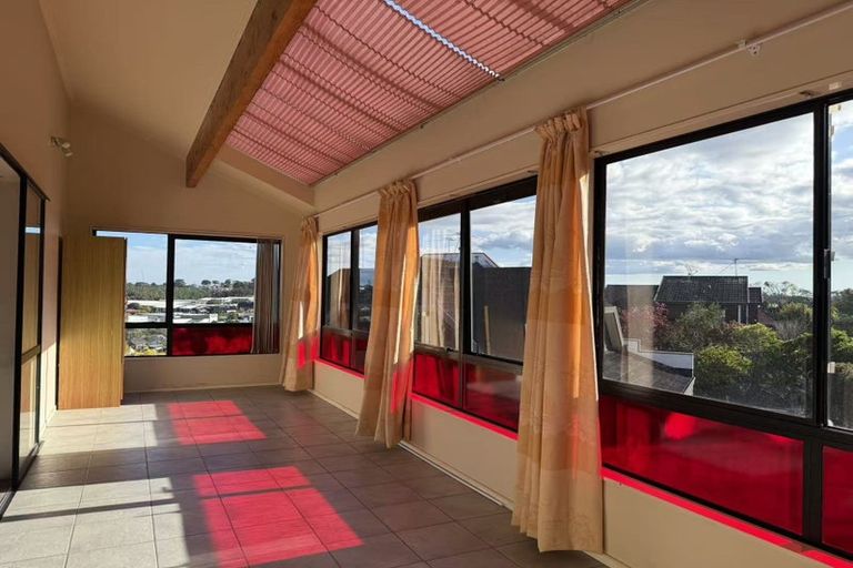 Photo of property in 28 Ronald Macken Place, Windsor Park, Auckland, 0632