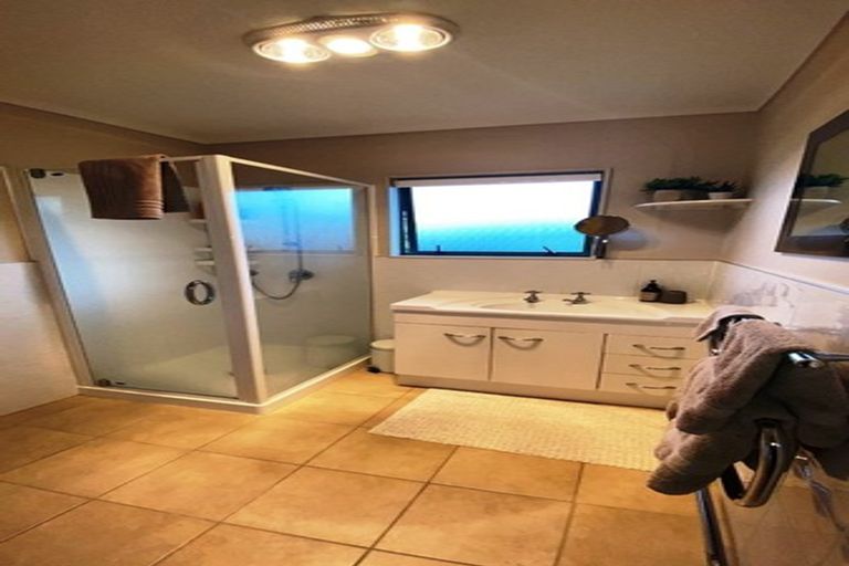 Photo of property in 2/14 Knott Road, Stanmore Bay, Whangaparaoa, 0932